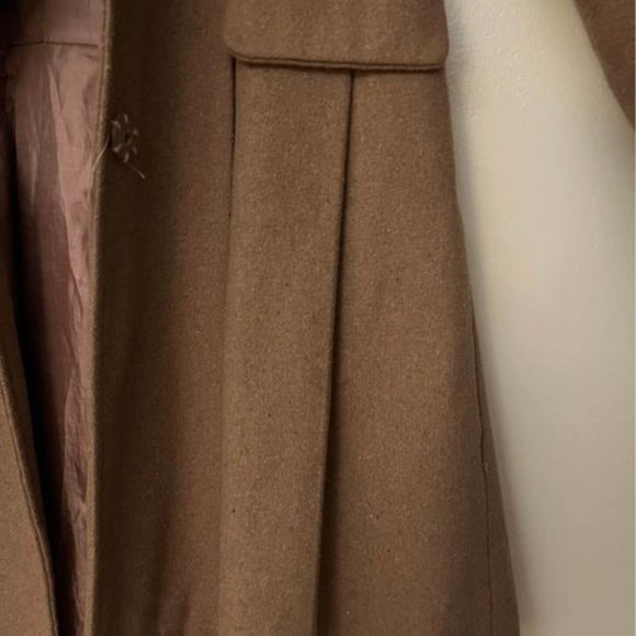 Modcloth Dramatic Twisted collar camel pleated vintage-style coat, size small - Picture 5 of 11